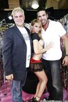 Cindy Hope ρουφάει πούτσα στο μπαρ