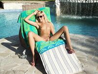 Η Cayenne Klein και η Summer Brooks γλείφουν τα χείλη τους