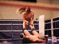 Η Avril Sun και η Eve Sanders στο ρινγκ για μια λεσβιακή αναμέτρηση