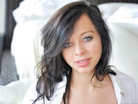 Η Aurora Monroe διεγείρει τις τρύπες της