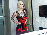 Kleio Valentien η ξανθιά πόρνη με τατουάζ
