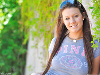 Η Kelsey Jones επιδεικνύει το όμορφο σώμα της