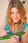 Η Callie Lavalley βάζει ένα αγγούρι στο μουνί της