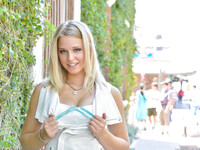 Η Lacey Johnson επιδεικνύει