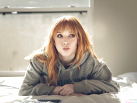 Η Madi Collins λατρεύει τα μεγάλα σουτιέν