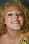 Shirley Dimples στην τρύπα αναρρόφησης