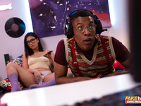Lena Coxx fucks gamer μαύρος τύπος