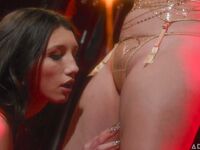 Η Maya Woulfe και η Leana Lovings δίνουν ο ένας στον άλλο έναν οργασμό που γυρίζει τα μάτια