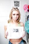 Άτακτα ξανθά κορίτσια Tiffany Watson και Brittany Andrews γαμήθηκαν