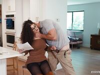 Ρέμι Γουντς... Παίρνουν πίπα και τον γαμάνε δυνατά στην κουζίνα
