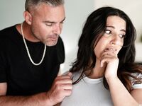 Χοντρός πάτος καφέ Σάρα Αραβικά παίρνει σκληρό γαμήσι στο σαλόνι