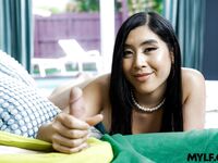 Asian Milf Emerald Loves γαμάει το σκληρό πουλί του θετού γιου του στο σαλόνι