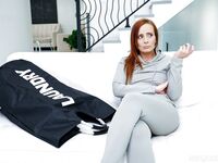 Ο διψασμένος κόκκινος μύλος μέσα από την τρύπα της Χόλι Λέις γαμήθηκε