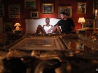 Zaawaadi κοντό χτένισμα ebony αποπλάνηση με δύο λευκά πέη