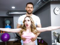Ευέλικτη Milf Alaina Taylor παίρνει καταστροφικό γαμήσι στο πάτωμα