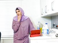 Η ακόρεστη αραβική μαμά καταπίνει την ουρά της Άννα Κάμινγκς