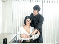 Το μουνί της Αμάντα Ράμπιτ γλείφτηκε και γαμήθηκε στο τραπέζι