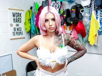 Pink μαλλιά μυστικό Luna Legend τιμωρείται από ένα μεγάλο μαύρο πουλί