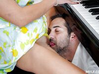 Το καυτό γαμήσι της Σκάρλετ Αλέξις ανάμεσα στα βυζιά της Τζάκι Χοφ