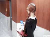 Ένας μακρυμάλλης βιβλιοφάγος με γυαλιά γαμιέται με τρυπημένο κολάν