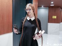 Ένας μακρυμάλλης βιβλιοφάγος με γυαλιά γαμιέται με τρυπημένο κολάν