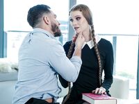 Ένας μακρυμάλλης βιβλιοφάγος με γυαλιά γαμιέται με τρυπημένο κολάν