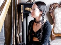 Η Φρέγια Βον Ντουμ και η Κλερ Ρους πηδιούνται σαν το τέλος του κόσμου