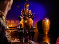 Η μαύρη ομορφιά παίρνει το πουλί της με φυσικά βυζιά από έναν άντρα