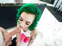 Πράσινο μαλλιά Gia Paige με σκουλαρίκια θηλές σε POV σε εικόνες