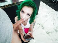 Πράσινο μαλλιά Gia Paige με σκουλαρίκια θηλές σε POV σε εικόνες