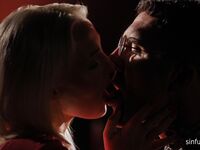 Μικρή ξανθιά, η Lovita Fate γαμήθηκε όμορφα μέσα στη νύχτα