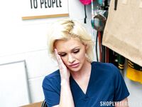 Δελεαστικό κλεπτομανές ΓΑΛΑ Η Charli Phoenix γαμήθηκε από έναν αναιδή φύλακα