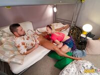Το υγρό μουνί της Λίλι Τζόι είναι γλείψιμο, ανυψωμένο με τα δάχτυλα και γαμημένο στα αρχίδια