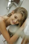 Η Τίφανι Τέιτουμ είναι μια ξανθιά πορνοστάρ που πηδιέται στα αρχίδια