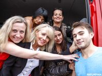 Η μεγαλοπρεπής ομάδα του Nimphoman που γαμήθηκε σκληρά στο αυτοκίνητο θα έπινε το κόκο ξανθό και θα επαναλάμβανε το