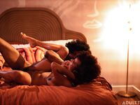 Σγουρά μαλλιά εβένικη αλίνα αλί σκληρά γαμημένη στο κρεβάτι