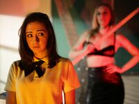 Lily Jordan, Mona Wales - Διεστραμμένη δασκάλα