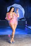Η Romi Rain και το μαύρο δόρυ