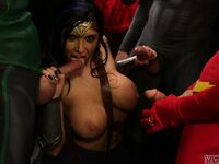 Romi Rain ο υπερήρωας γαμήθηκε