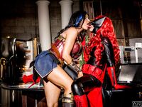 Το λεσβιακό cosplay της Charlotte Stokely και της Romi Rain