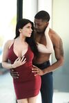 Η Romi Rain και η μαύρη ουρά