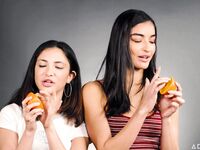 Licking Jane Wilde και Emily Willis