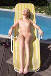 Yasmine Gold αυνανίζεται δίπλα στην πισίνα