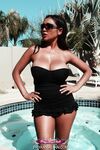 Priya Rai στην πισίνα