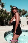 Priya Rai στην πισίνα