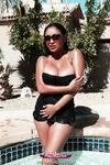 Priya Rai στην πισίνα