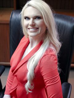 Η Sydney Davis γαμάει τον σκηνοθέτη με αυτοπεποίθηση