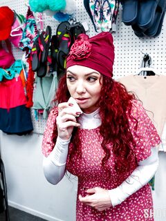 Kiki Daire κόκκινο τατουάζ πορνοστάρ τιμωρείται για κλοπή