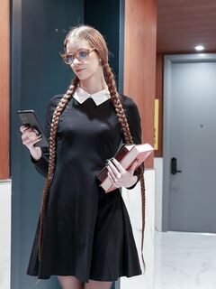 Ένας μακρυμάλλης βιβλιοφάγος με γυαλιά γαμιέται με τρυπημένο κολάν