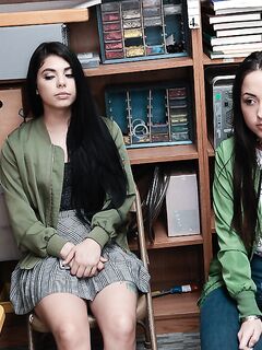 Gina Valentina και Mi Ha Doan πιπιλίζουν πούτσα μαζί